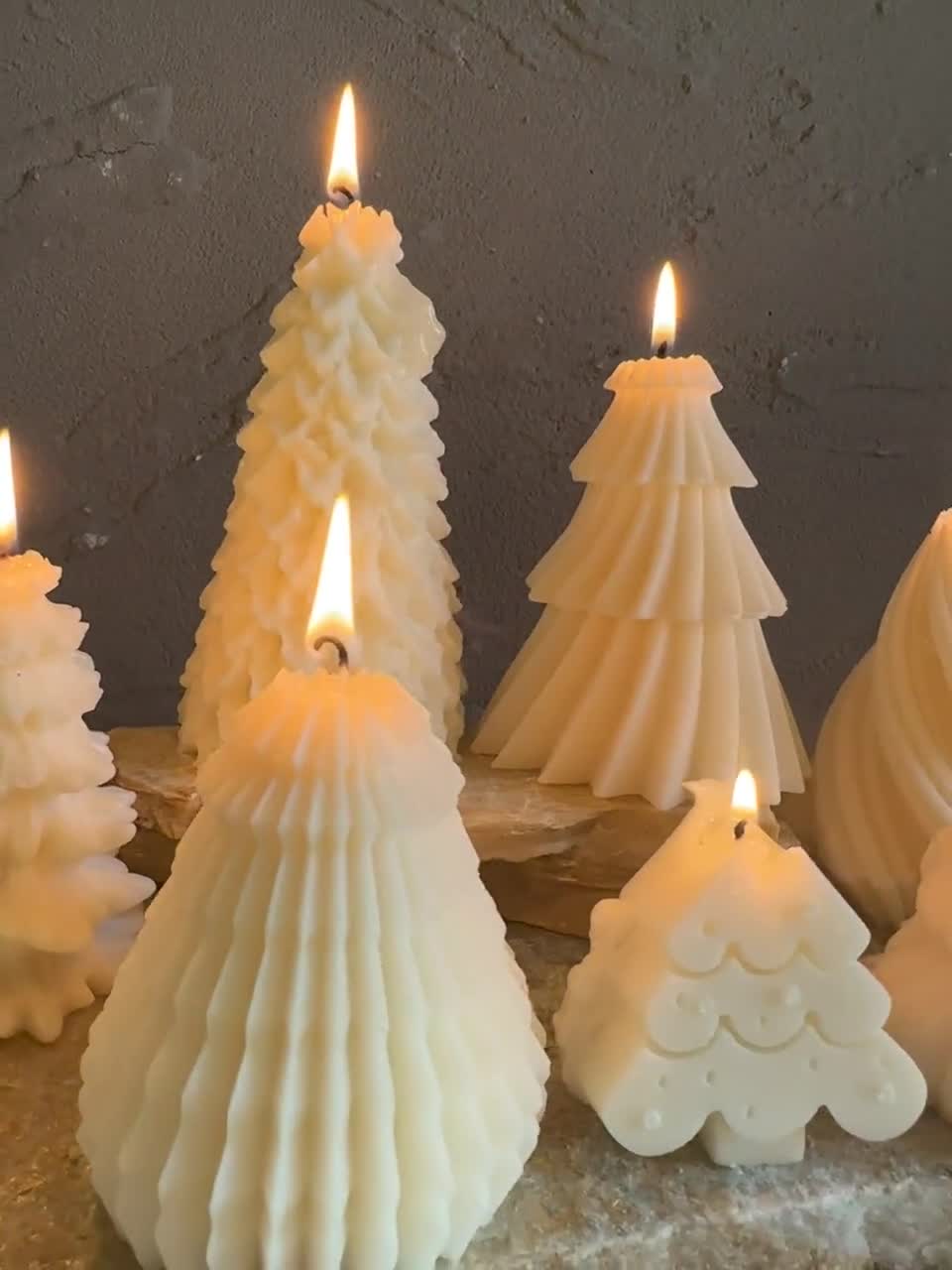 Set 2 candele natalizie a forma di albero in cera di soia bianche