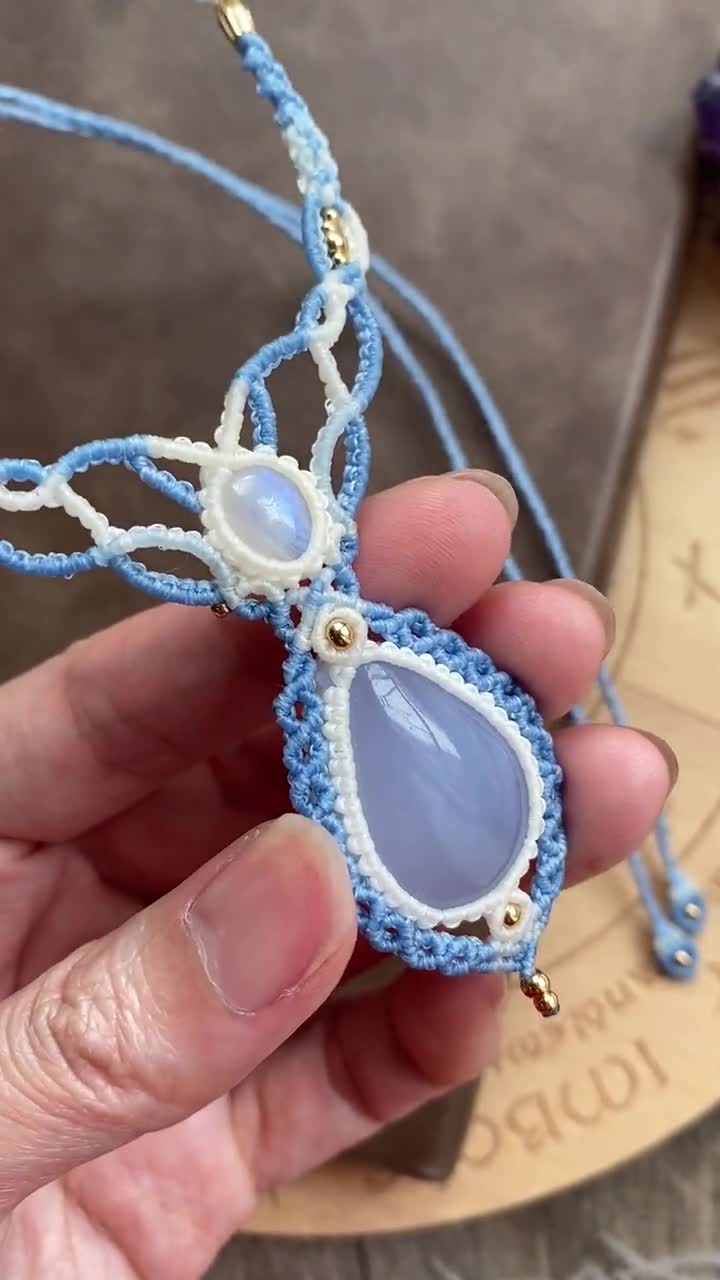 宝石質クリスタル　天然ブルーカルセドニーなどマクラメネックレス Cantarton（カンタルトン）