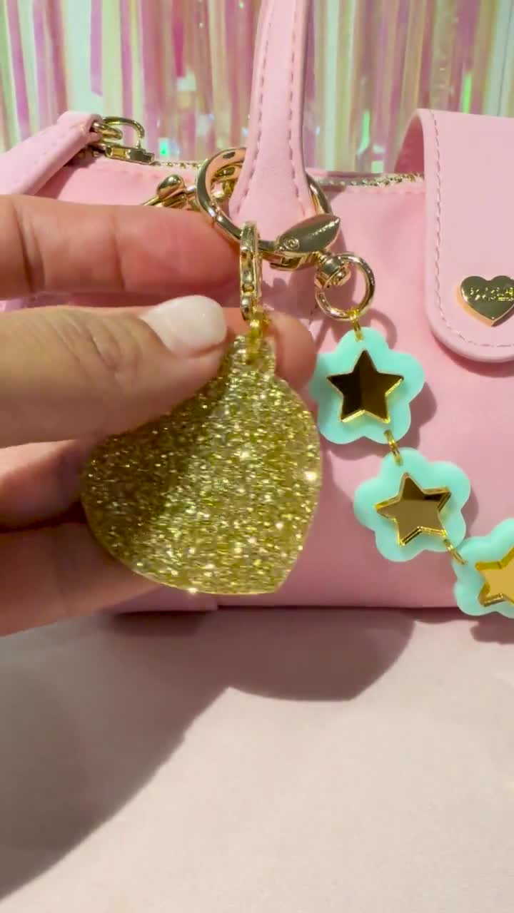 Dije de Minnie Mouse con forma de corazón, dije para bolso de Stoney Clover Lane, regalo de Disney para adultos video poster