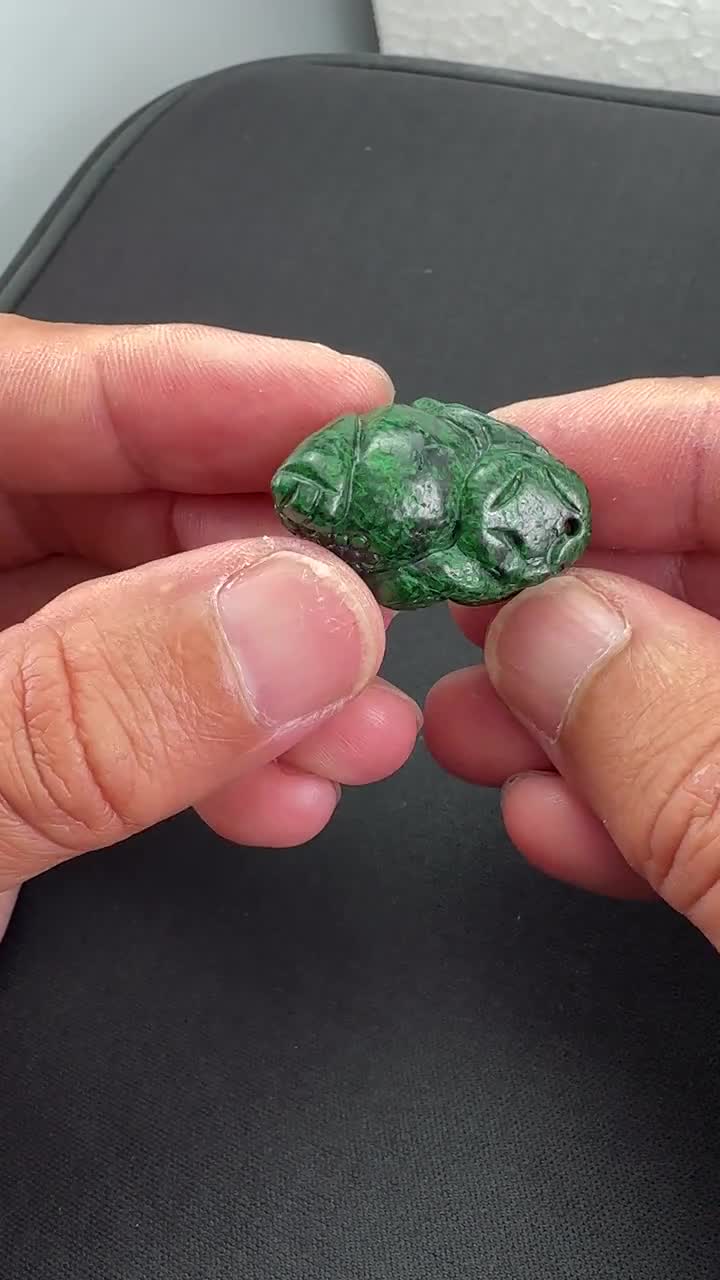 アンティークな深緑色の3本足ヒキガエルのジンチャン天然ビルマ翡翠