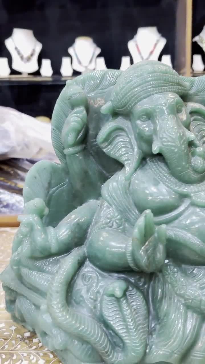 眠っているガネーシャ像 緑の翡翠の石像 神の彫刻 ガネーシャ神 彫刻