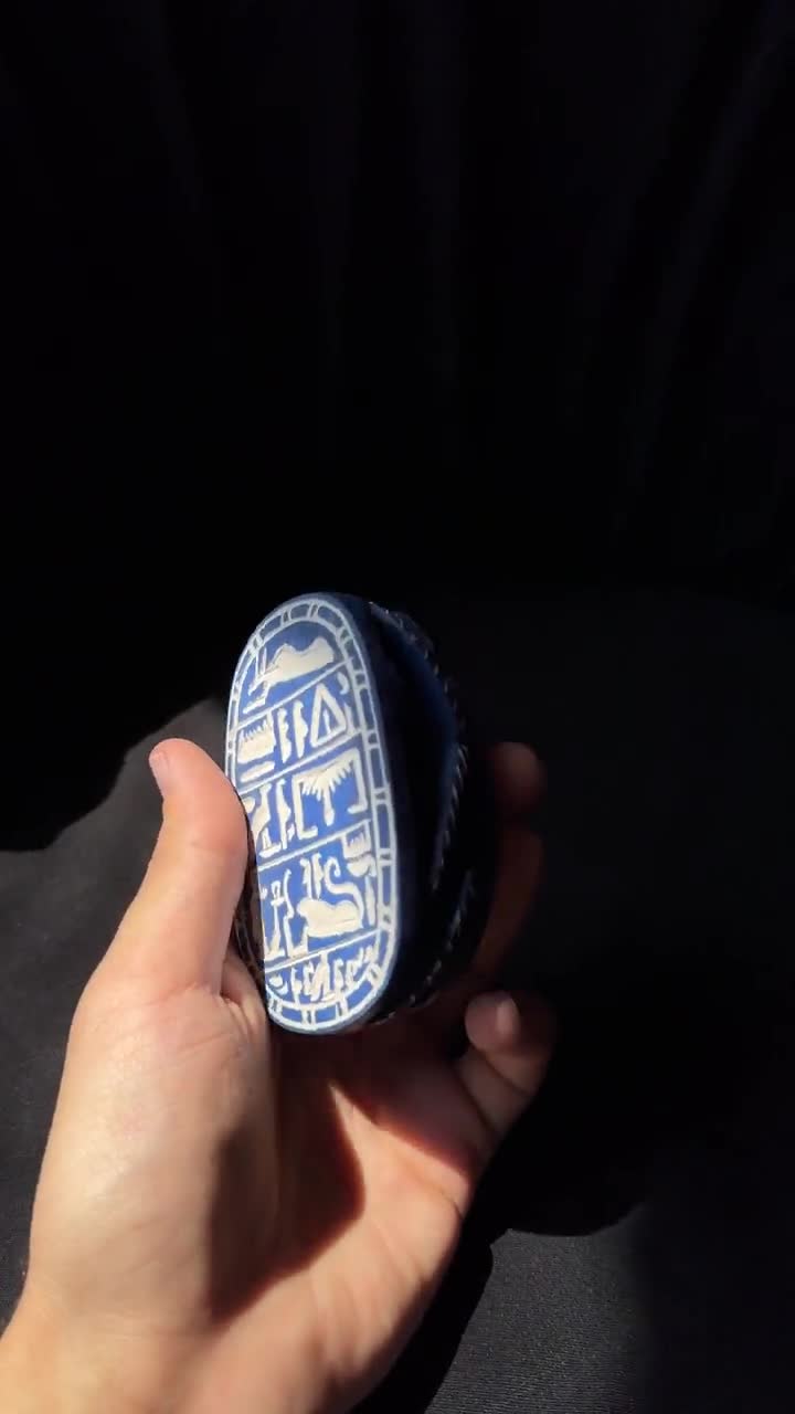 エジプトの青いスカラベとヒエログリフ – 再生、保護、そして力の象徴