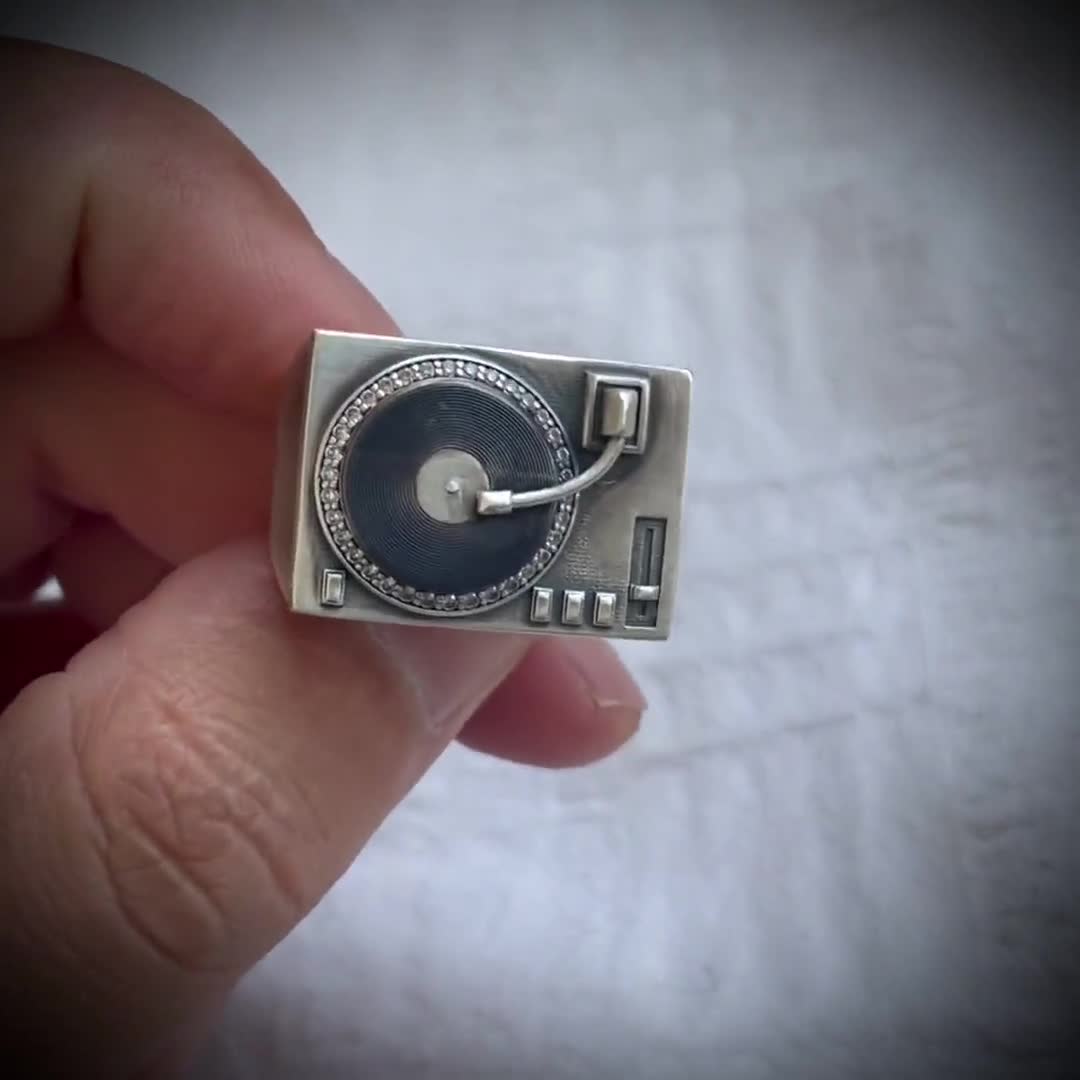 スターリングシルバーのレコードプレーヤーリング：ジルコンストーン
