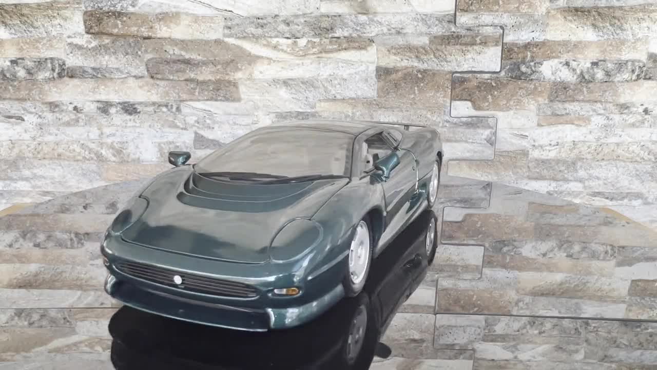 Jaguar XJ220 シルバー 1/18スケール 1/18 1992 Jaguar XJ220 Silver Diecast Car Model
