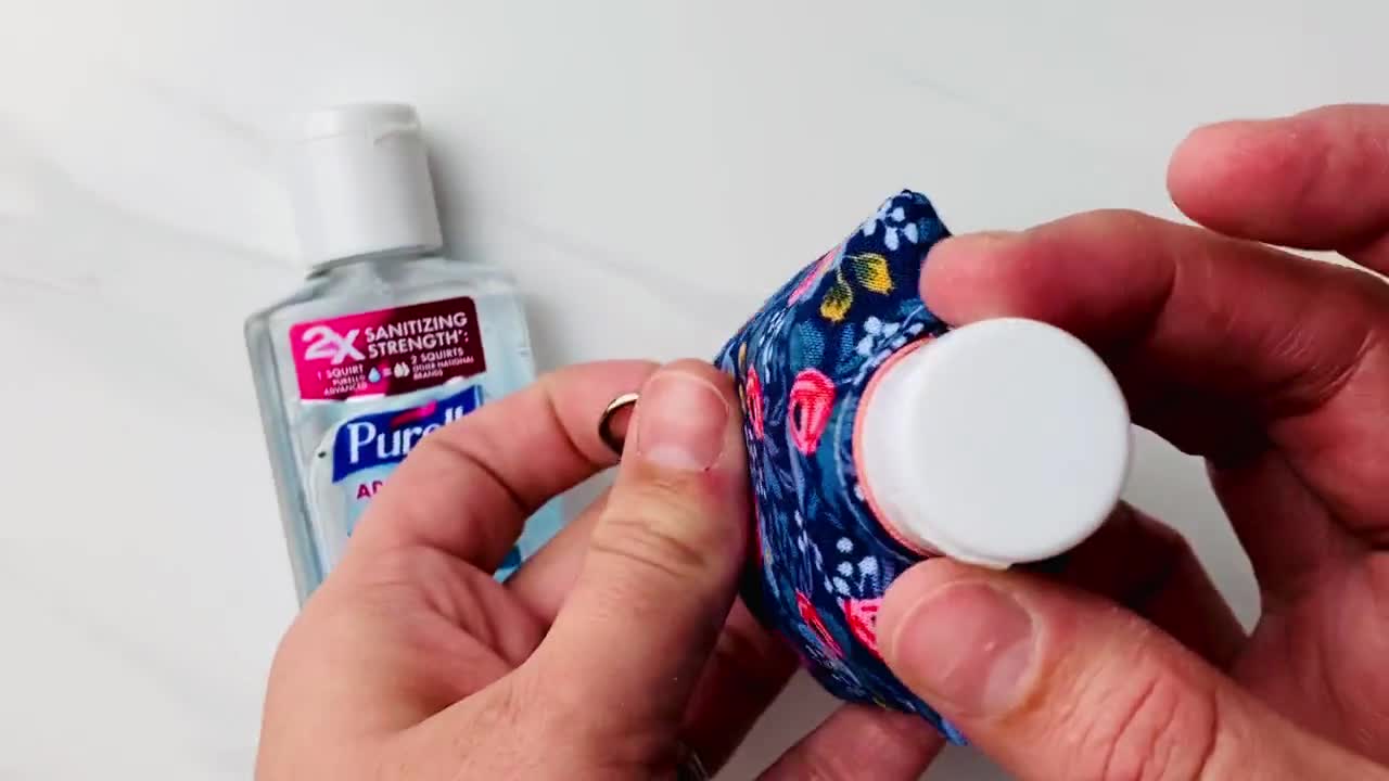 FÁCIL Soporte para desinfectante de manos Patrón de costura y tutorial /  Coser / Fácil bricolaje / Regalo para coser / 2 oz / Llavero / Enfermera /  Médico / Estudiante / Viajes, image size:1280x720