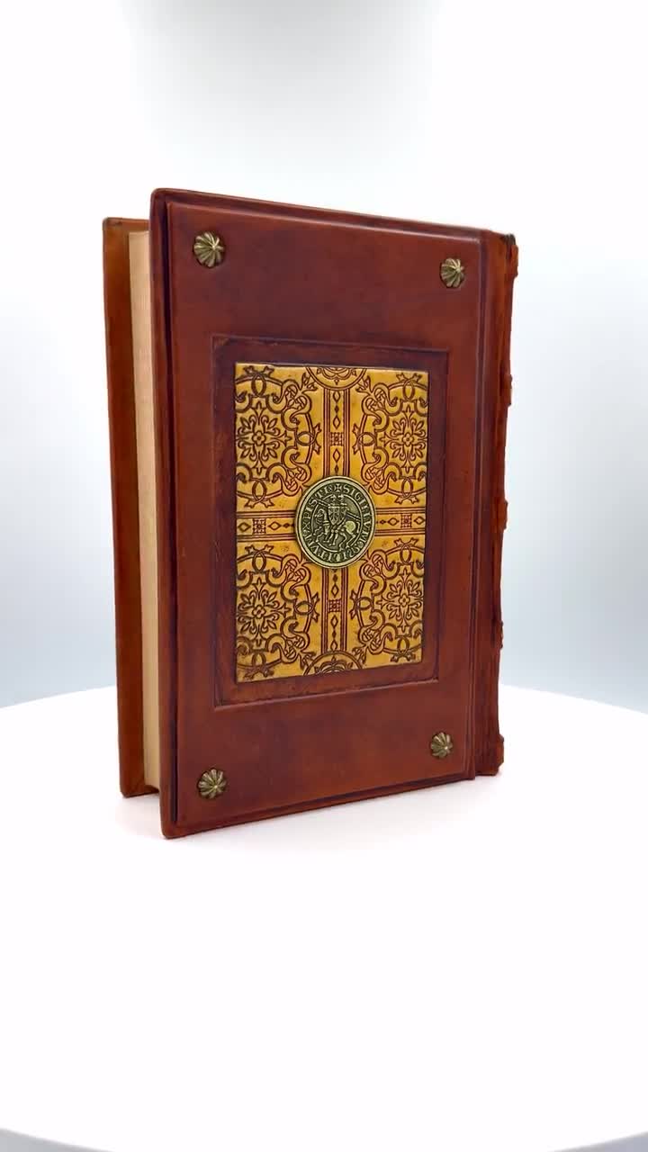 書道作品 義 印章付き　『義』 中世の革製ジャーナル - テンプル騎士団の十字架、エンボス加工された