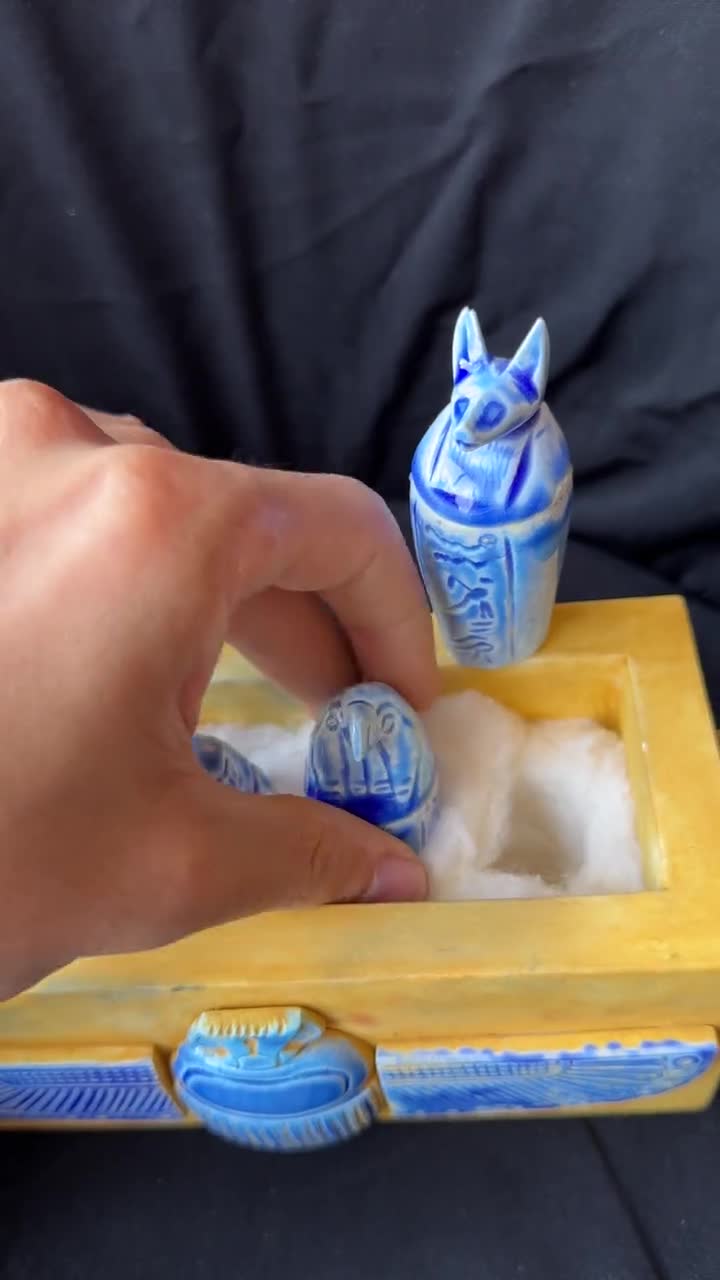 エジプトのカノプス壺の宝箱：スカラベのデザイン、ミニチュアの守護者