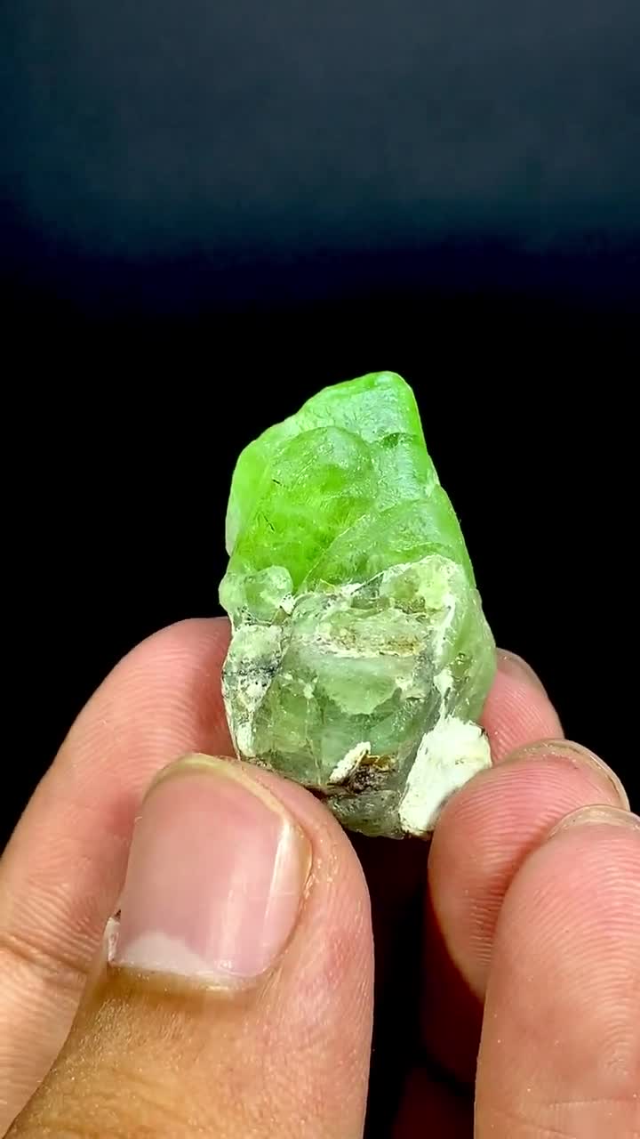 ツインドペリドットクリスタル：天然オリビングリーン宝石、15グラム