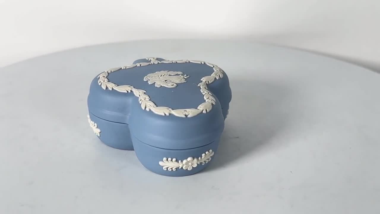 WEDGWOOD ジャスパーウェア ペールブルー クラブ型小物入れ - Etsy 日本