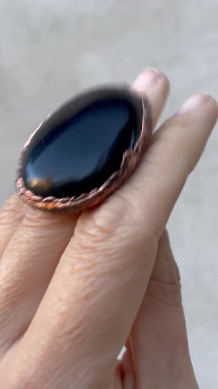 幅広の銅製バンドが付いた黒曜石のリング。洗練されたゴシック様式の