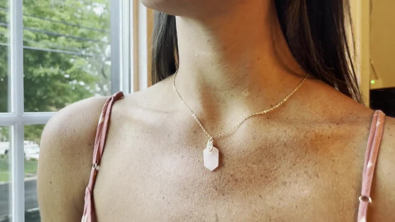 Collana di quarzo rosa con accento di cristallo, collana Statement, collana  Hexagon, design minimalista moderno, collana da damigella d'onore, regali  unici -  Italia