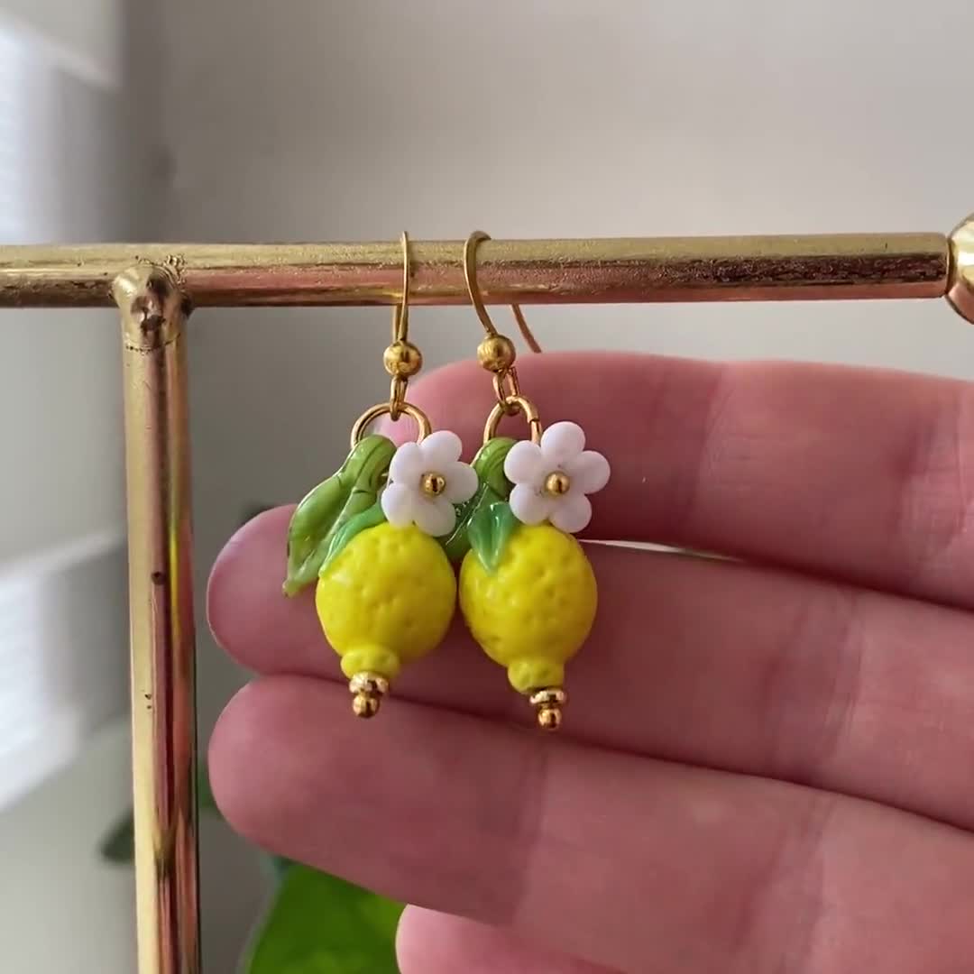 Orecchini pendenti a forma di lime: gioielli con frutta placcati