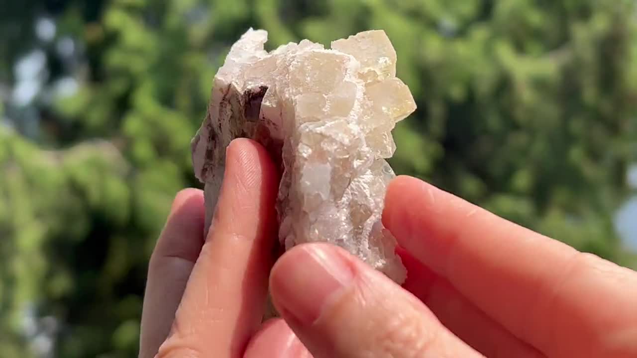 中国産の北京産イエローフローライトキューブ（ドゥルージークォーツ