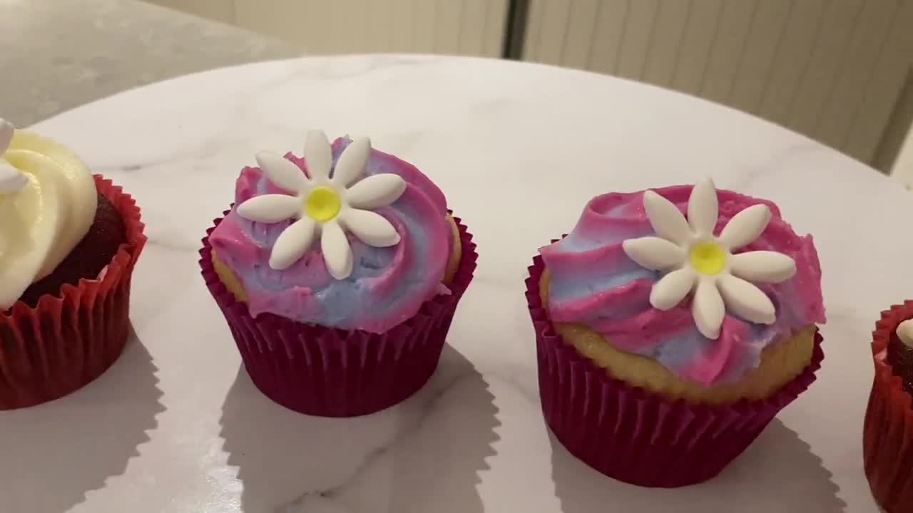 Flores de azúcar realistas convierten los pasteles en ramos comestibles