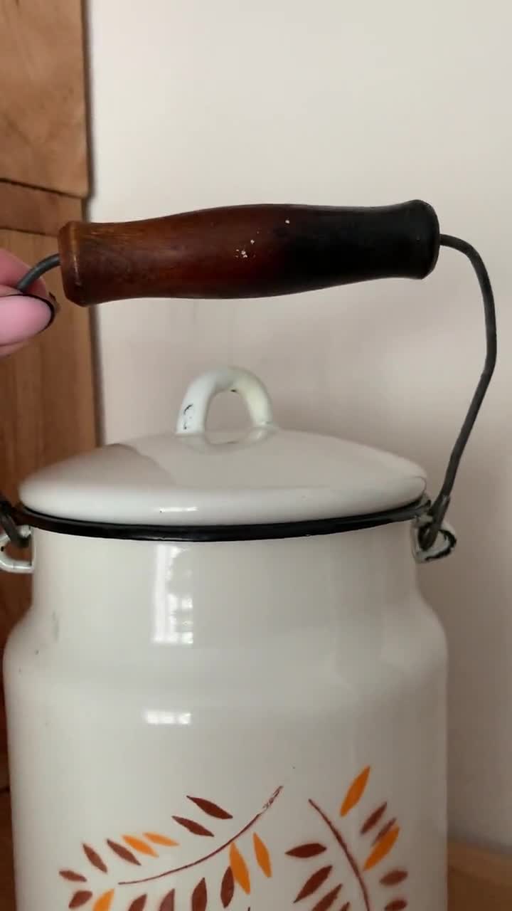 ヴィンテージ エナメル ウォーター缶 - 6.7 インチ - ソ連時代 1970