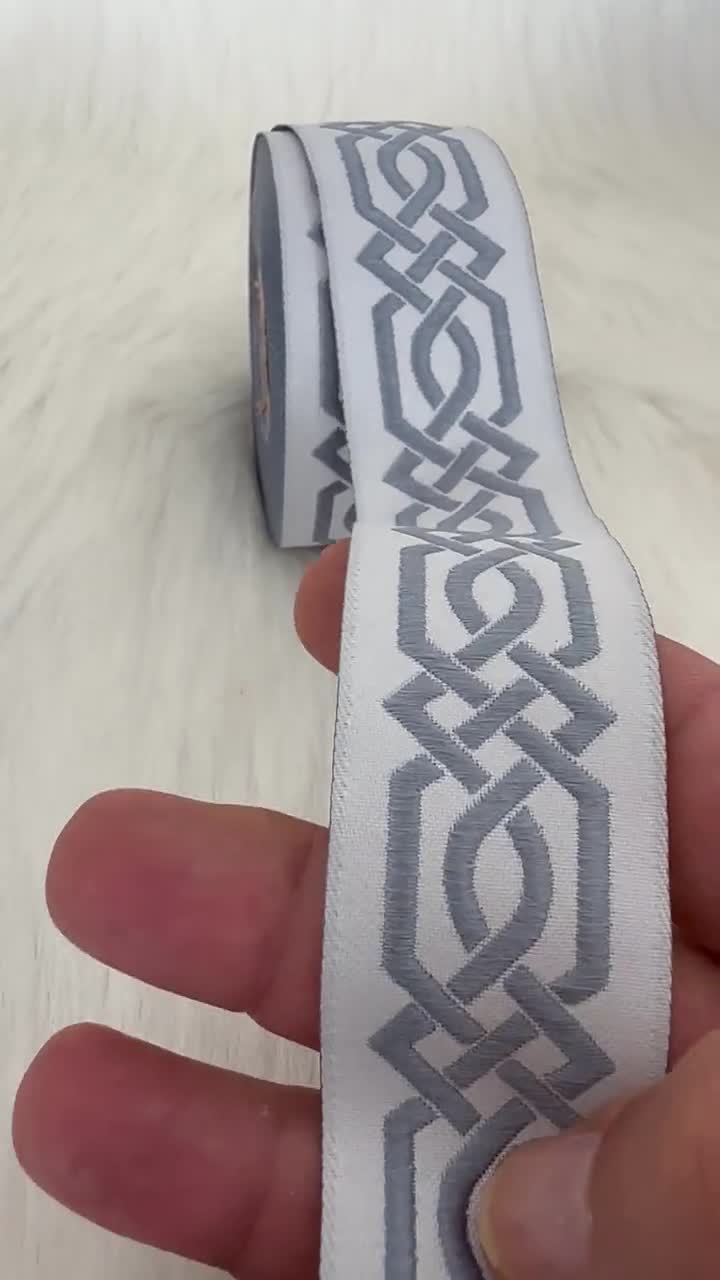 Comprendere il nastro Jacquard: il suo processo di design unico e le sue applicazioni versatili nella moda e nell'artigianato
