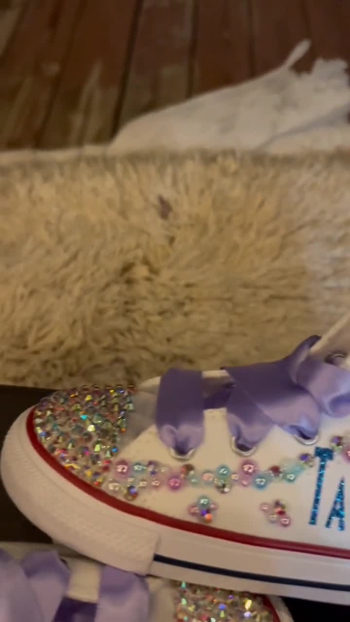 Zapatillas Converse de la Reina Elsa de Frozen, Zapatillas brillantes de Frozen, Zapatillas brillantes de la Reina Elsa, Zapatillas personalizadas de Frozen, Conjunto de cumpleaños de Elsa de Frozen video poster