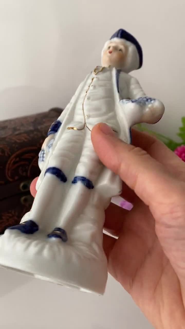 ヴィンテージ磁器の置物 | ビクトリア朝スタイルの磁器ホワイトブルー