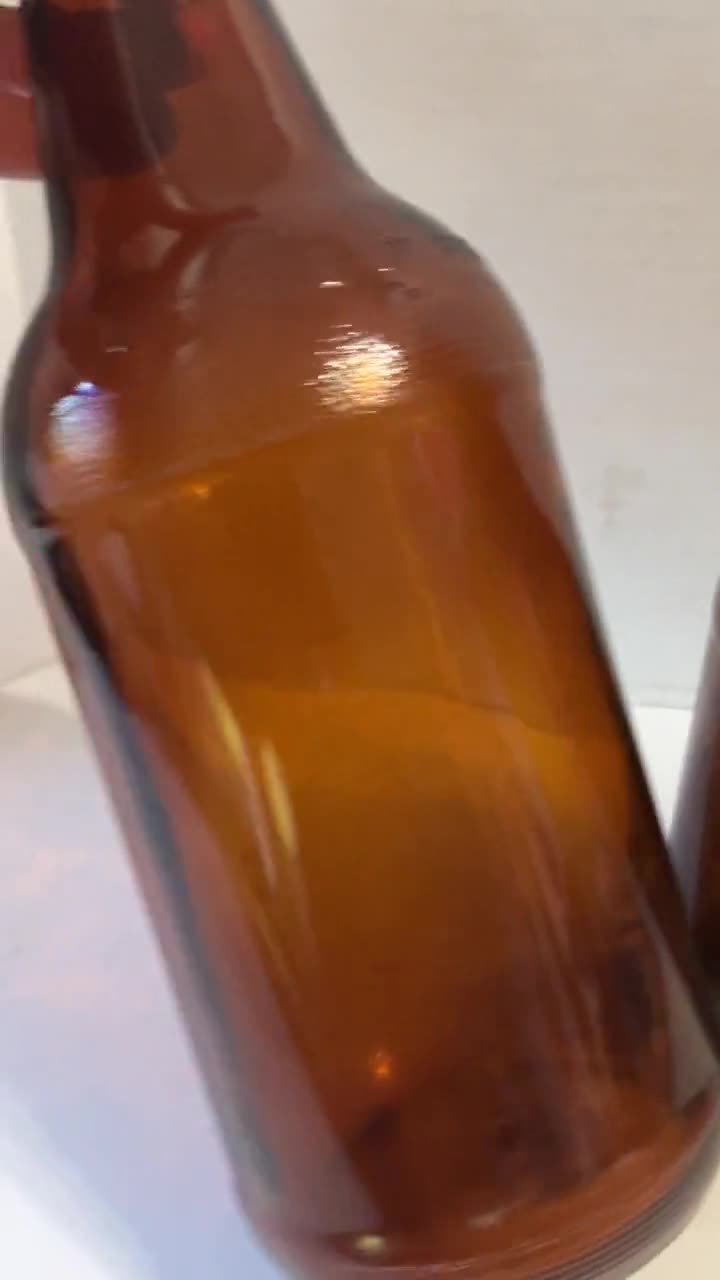 1960年代の茶色のガラス製ビール瓶2本、高さ10.5インチと9インチ、発掘