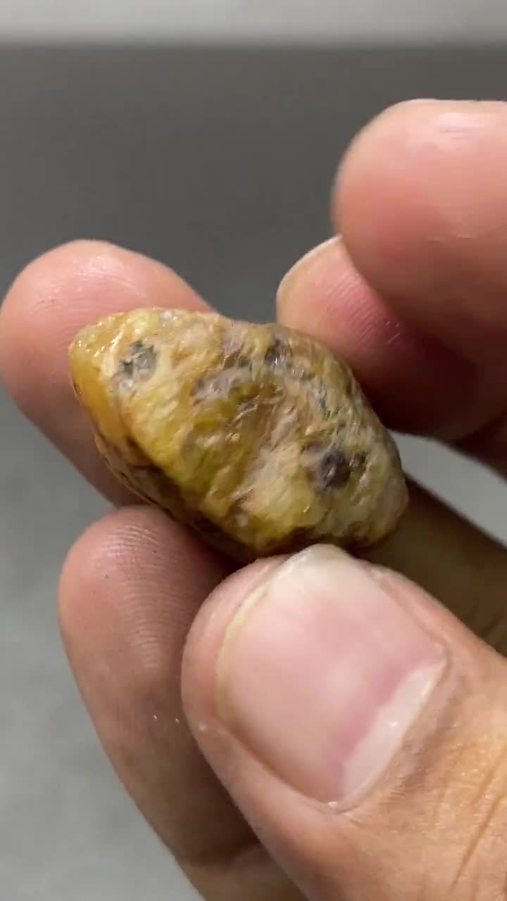 Saphir Jaune De Tanzanie Naturel 4x3 Mm 0.21 Ct Diffusion Béryllium