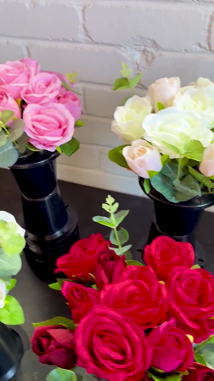 Composizione Di Fiori Artificiali Per Cimitero – Vaso Con Boccioli Di Rose Rosse E Bianche, 37 Cm