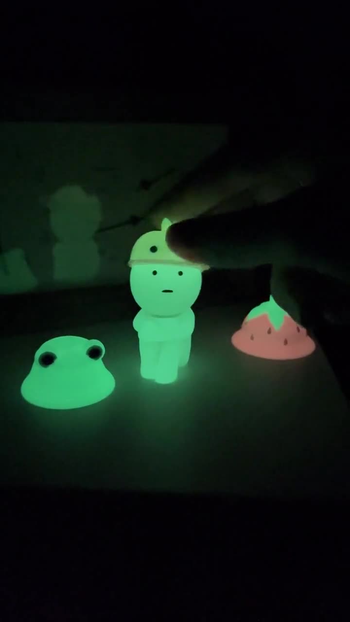 Mini sombrero que brilla en la oscuridad para Smiski u otras figuras. video poster