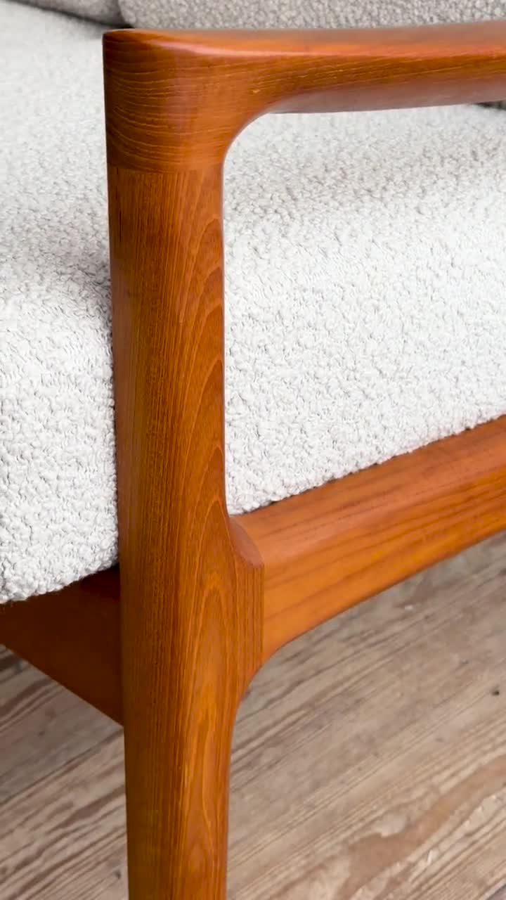 Sofá de dos plazas de Ole Wanscher con funda de bouclé video poster