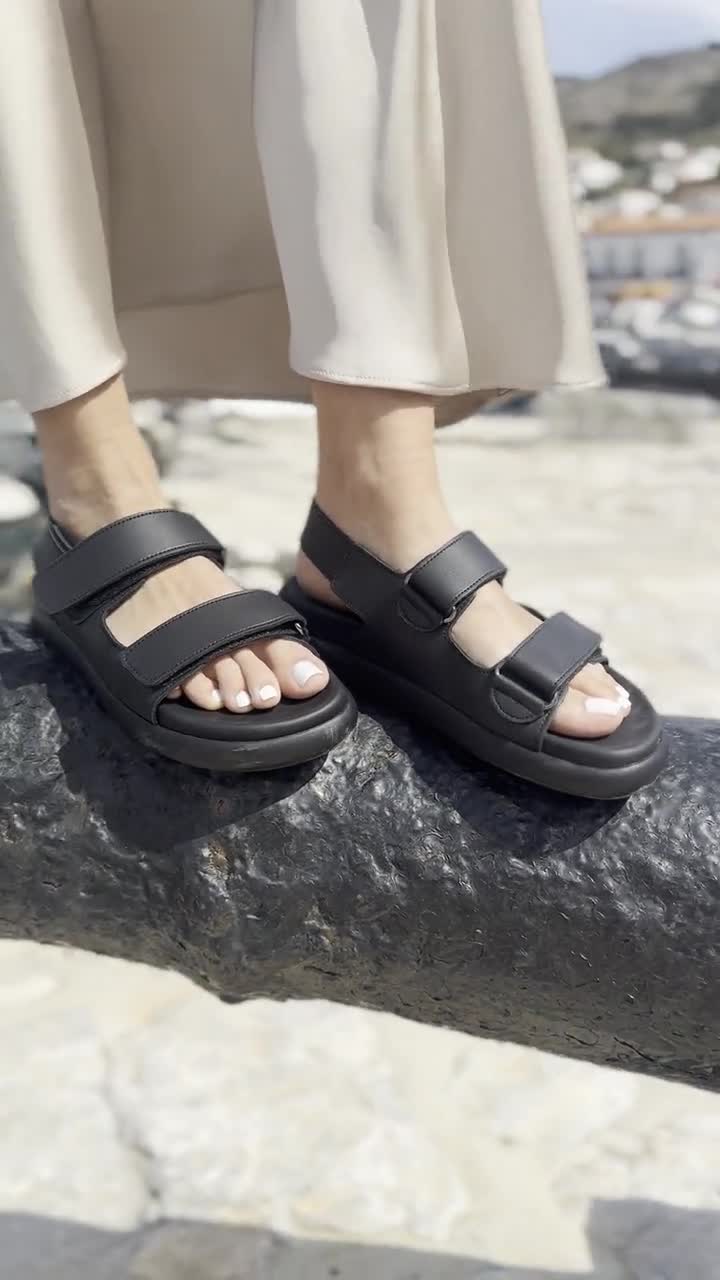 ブラックレザーのプラットフォームサンダル、レディースウェッジ
