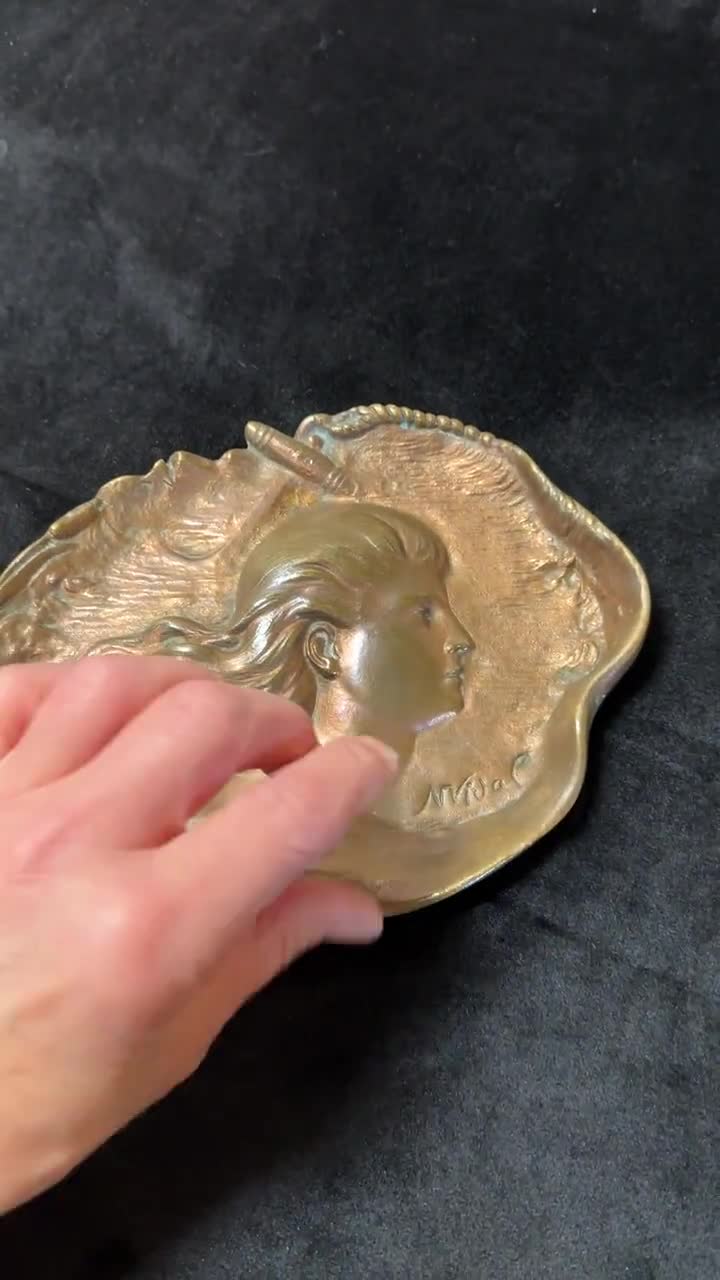 フランスのアンティーク アール ヌーボー様式のブロンズ プラーク。 N