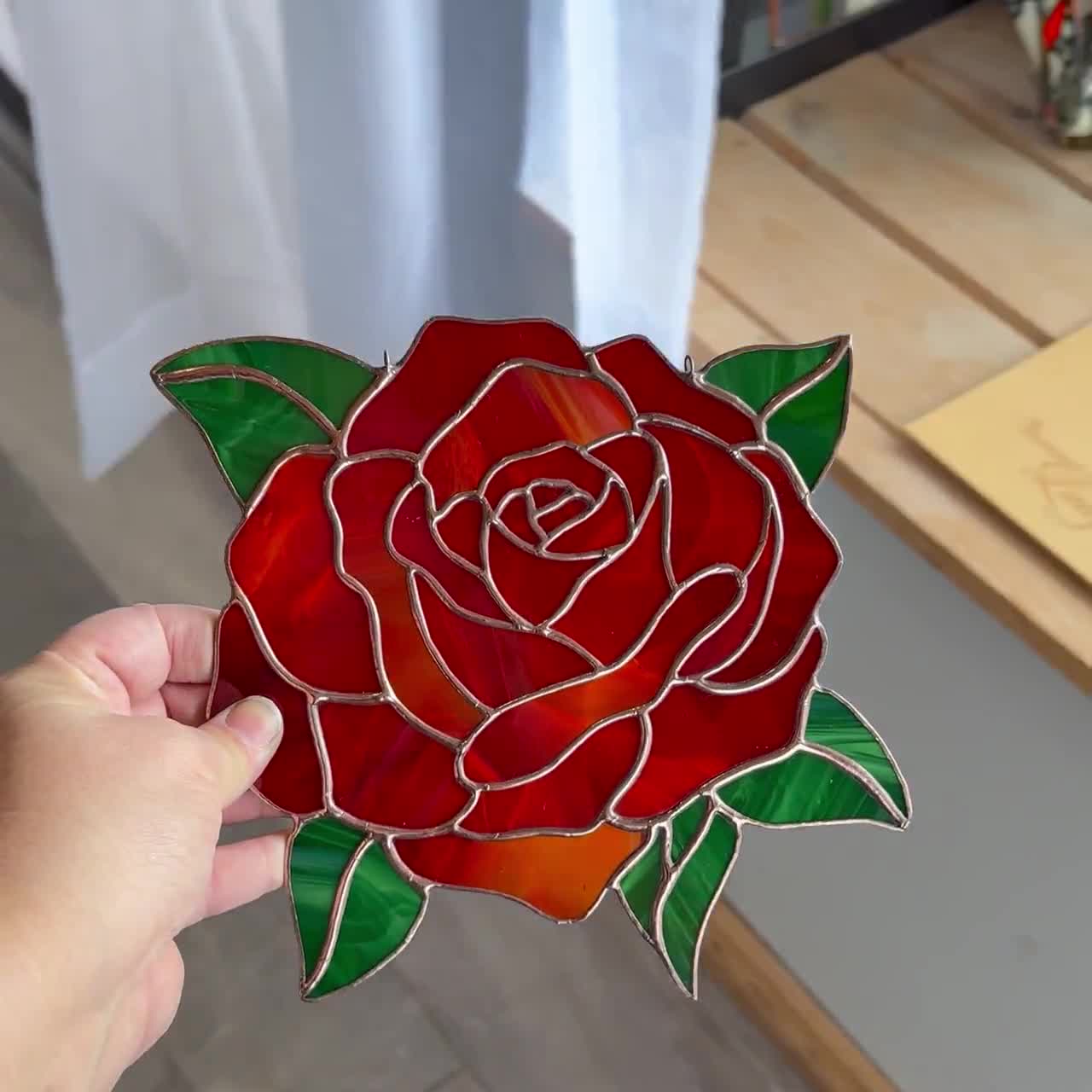 濃い赤の手作りローズステンドグラスパネル、手作りの花柄ホーム
