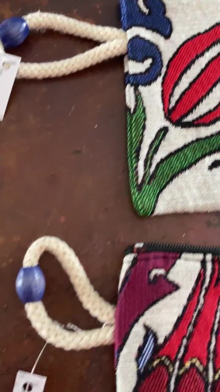 Bolso de mano/monedero/bolso con cremallera/bolso con velo/portamonedas turco/otomano con bordado de tulipanes. Cierre con cordón de cuentas de madera.... video poster