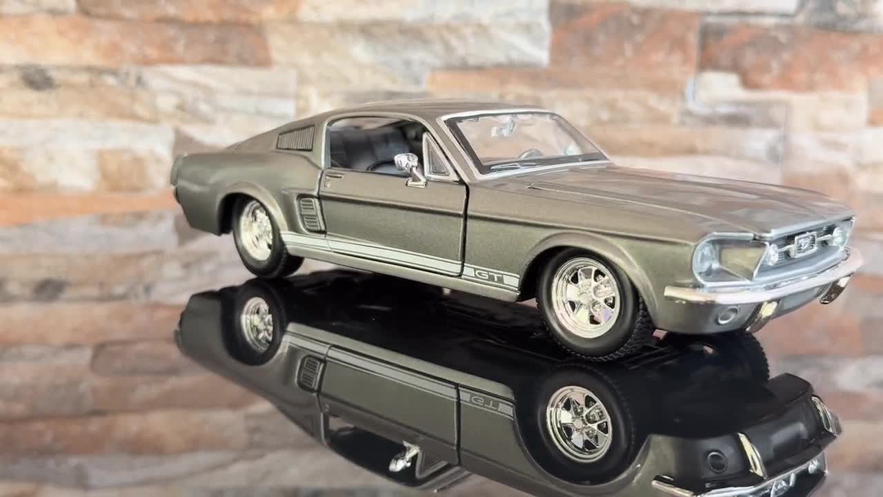 1967年式フォード・マスタングGTダイキャストモデルカー：1/24スケール