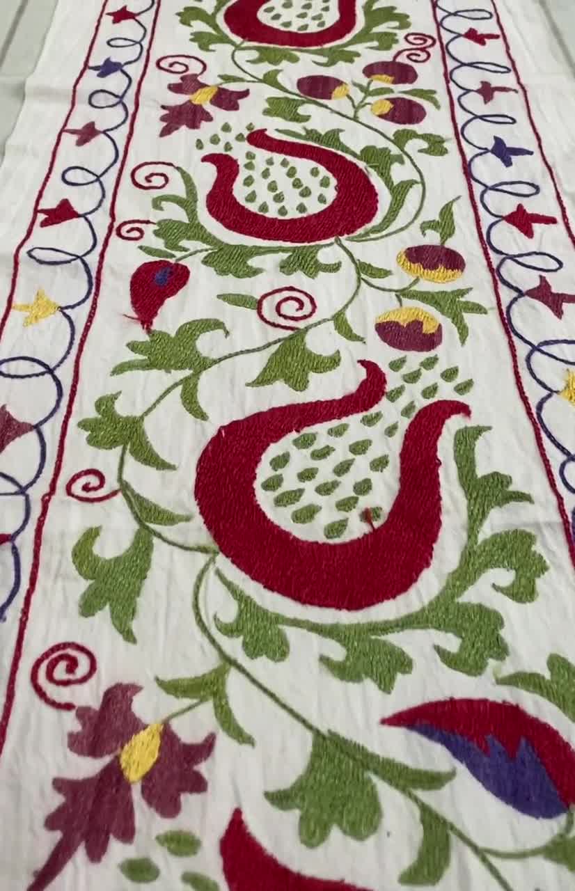 ウズベキスタンのスザニ刺繍テーブルランナー、48 x 180 cm / 19 x 71