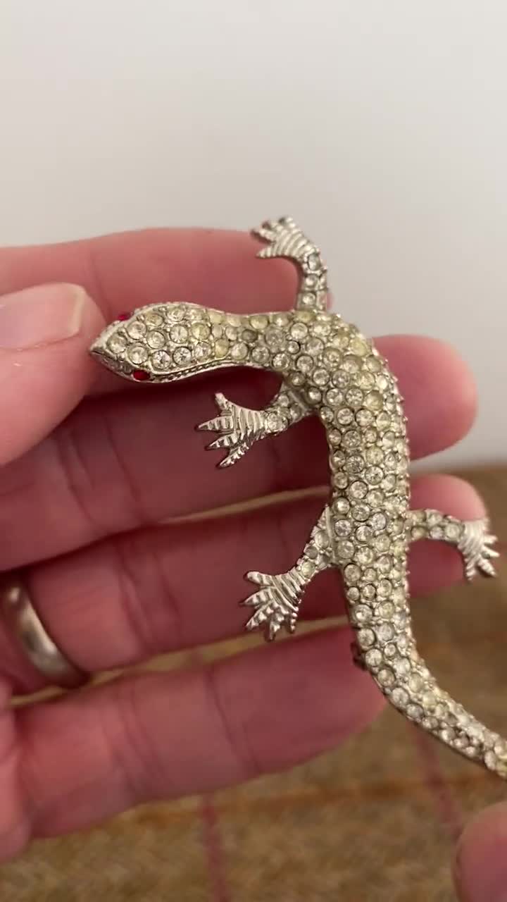 美しいアールデコ調のキラキラ輝くトカゲ/ヤモリのブローチ。動物