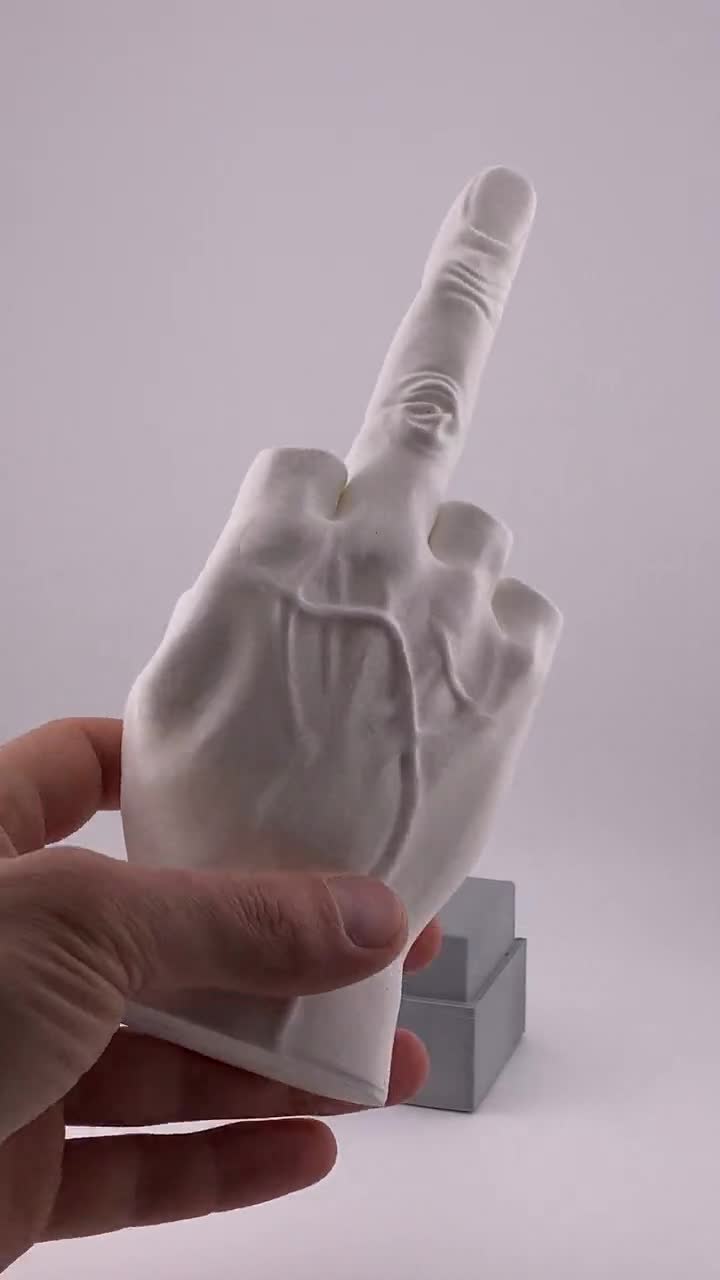 ミラノの中指像、L.O.V.E. マウリツィオ・カテラン作+ギフト - Etsy 日本