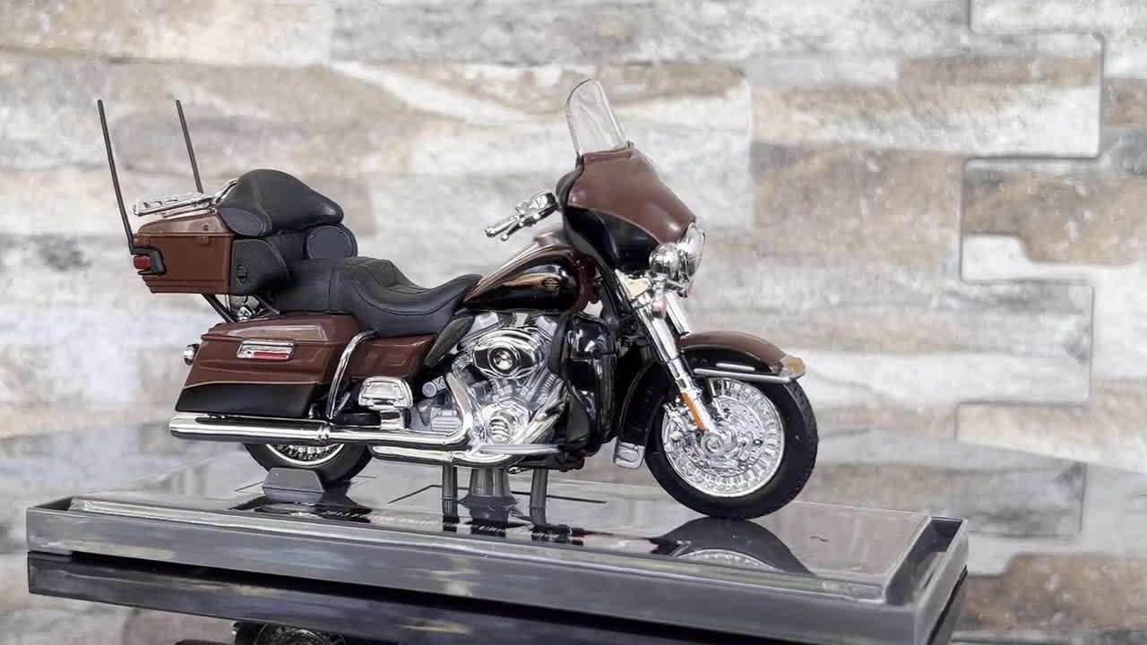 Harley Davidson 2013 FLHTK Electra Glide , 1/18 Scale Diecast
