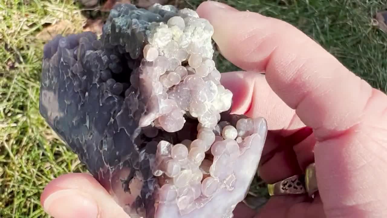 キラキラ輝くグレープアゲートタワー、研磨されたドゥルージーポイント