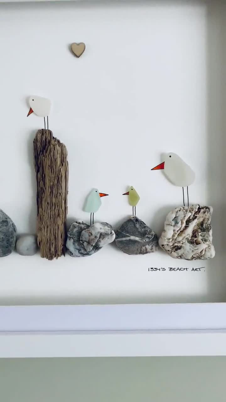 ニーコ　水辺の家と小鳥たち　シーグラス／天然石／自然／森 シーグラスの鳥の壁アート - コーンウォールで手作りされた額入りの