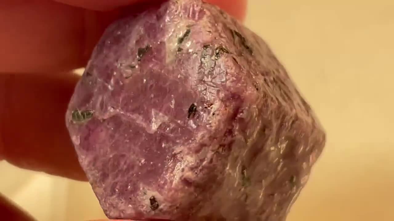 大きなルビー原石標本 - 希少な大きなピース 55g 六角形 ジュエリー