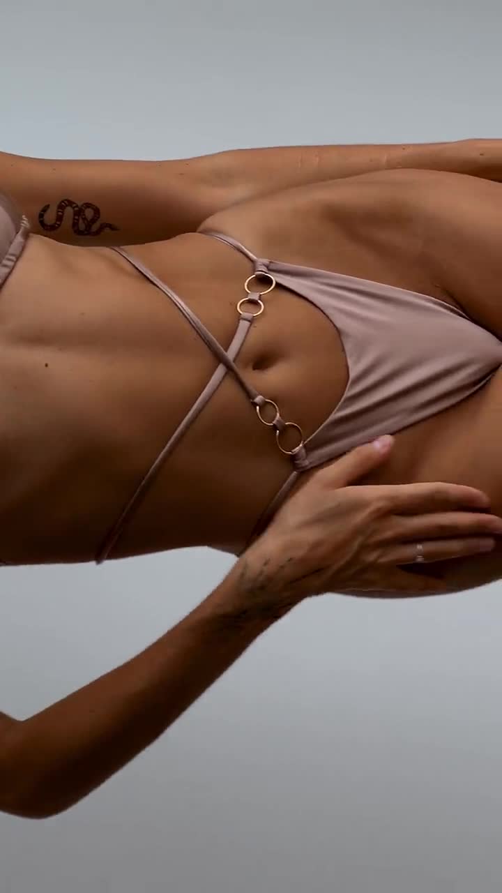 Frecher beige brauner Bikini-Badeanzug, Triangel-Oberteil mit goldenen  Ringen, zwei Arten von Unterteilen: Tanga oder klassisch -  Österreich