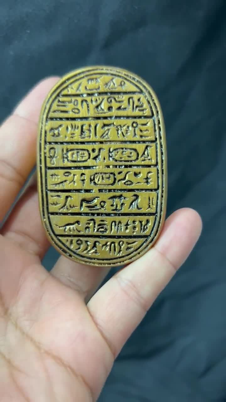 古代エジプト スカラベ ヒエログリフ 象形文字 置物 お守り 遺跡 1561 象形文字が刻まれた黄金のエジプトのスカラベ | 保護と再生のための赤