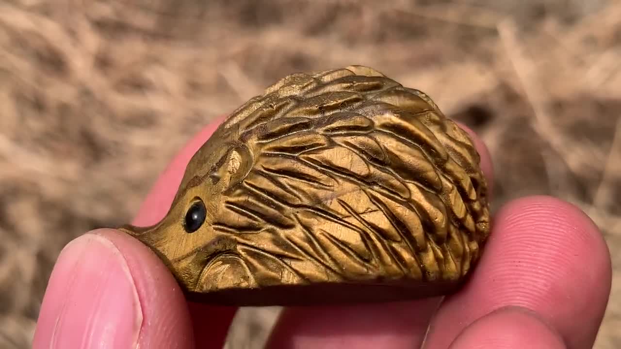 手彫りのタイガーアイハリネズミ：天然クリスタル彫刻 - Etsy 日本