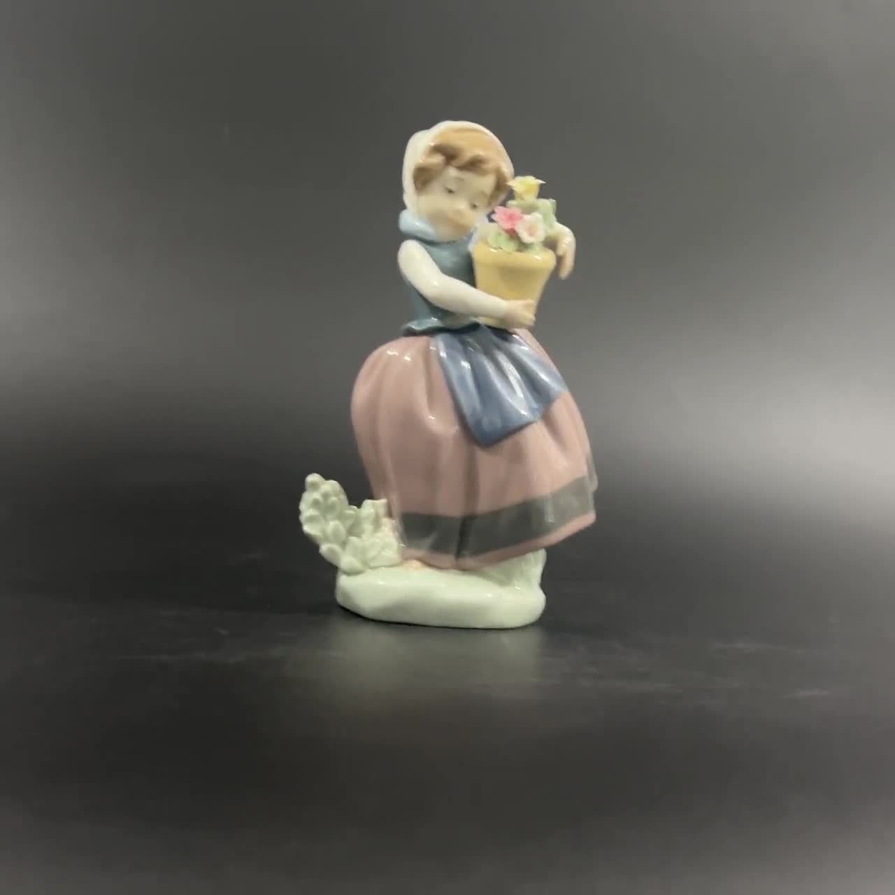 Vintage Lladro Figurine: 