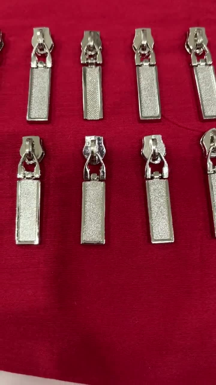 シルバー仕上げの長方形の金属製ジッパープル（バッグ、財布、衣類