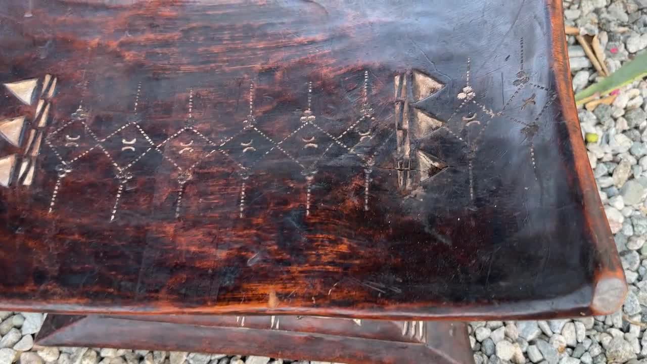 ヴィンテージの手彫りアシャンティスツール：アフリカの木製アクセント