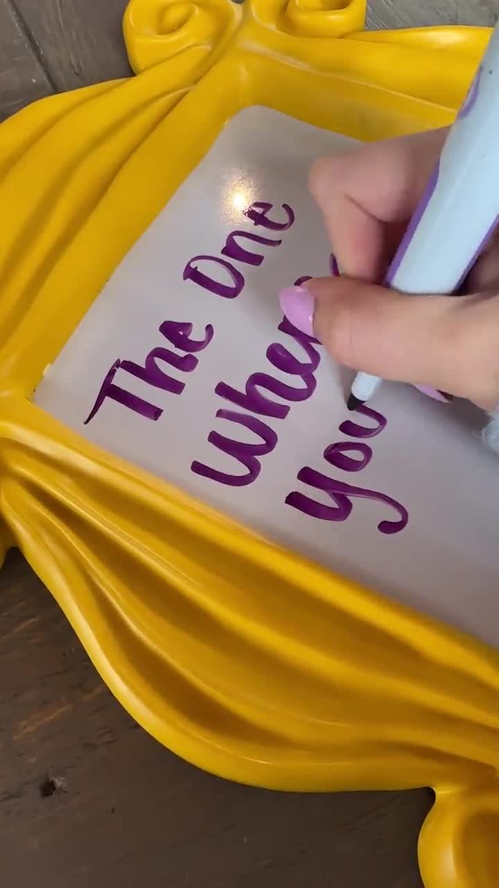 Marco de pizarra blanca Friends: marco amarillo con mirilla, decoración original para el hogar, boda temática. video poster