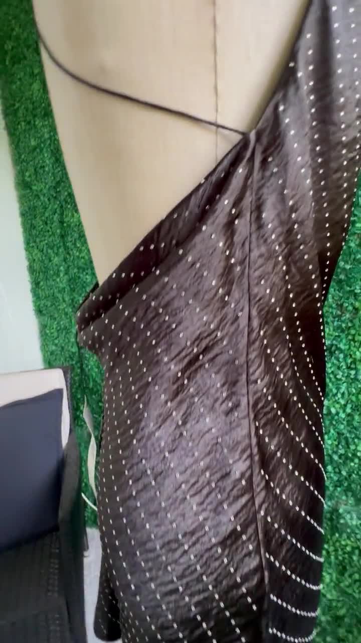 Vestido mini de satén con pedrería de ZARA - Cuello drapeado y tirantes finos (Nuevo) video poster