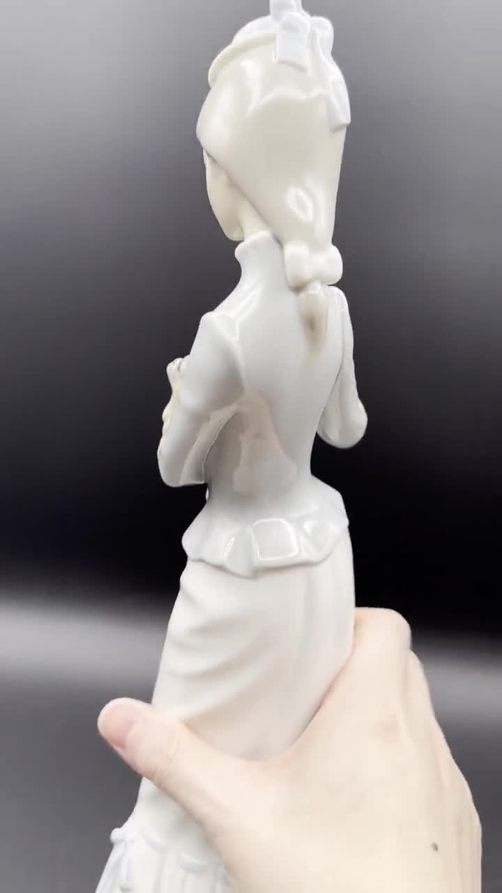 リヤドロ磁器人形：犬を連れた女性、#4893、スペイン製 - Etsy 日本