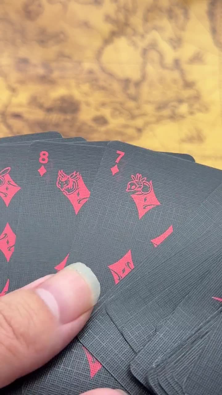 Mazzo di carte da gioco ispirato a Hollow Knight, 54 carte formato poker, realizzate a mano con design personalizzati in bianco e nero. video poster