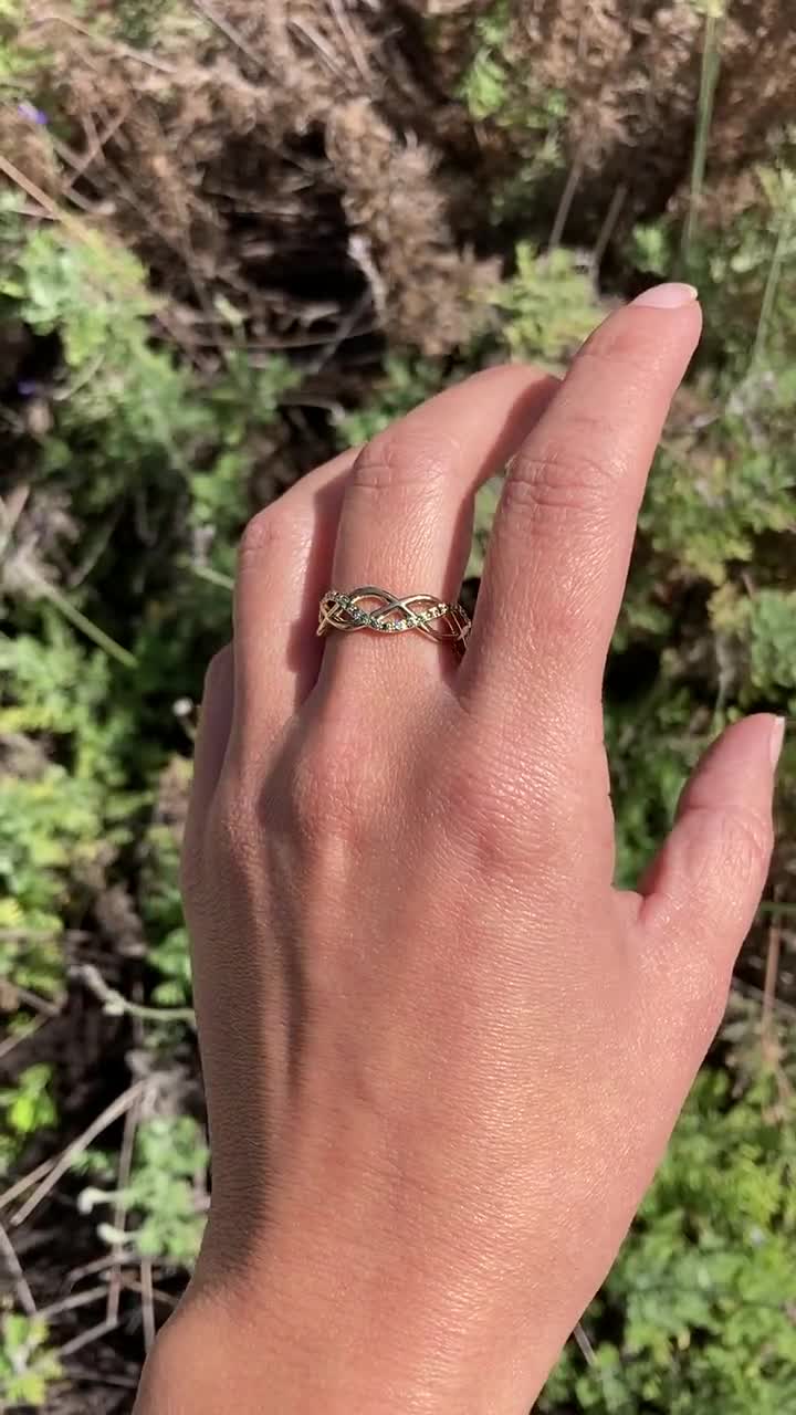 Sparkling Twisted Lines Ring